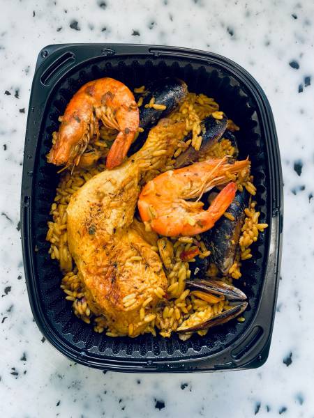 Portion de paella faite maison chez un traiteur à Marignane