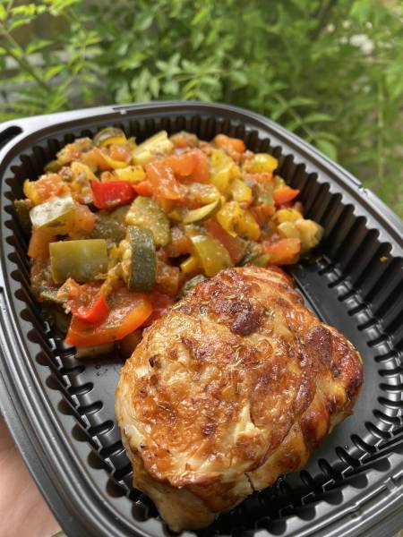 Pavé de poulet rôti et légumes du soleil (courgettes, poivrons, tomates) frais. Plat traiteur méditerranéen pour vos repas à Marignane