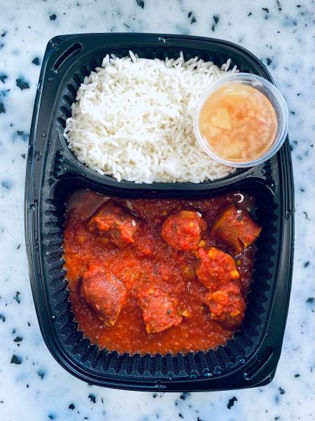 Rougail saucisses chez un traiteur avec du riz blanc à Marignane