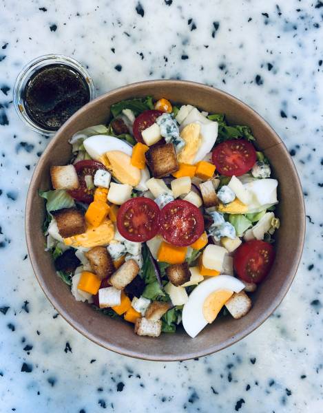 Salade fromagère chez un traiteur à Marignane