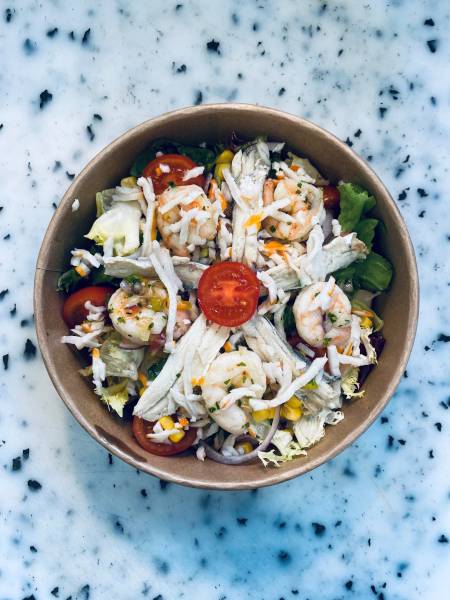 Salade de la mer avec anchois crevettes surimi à Marignane